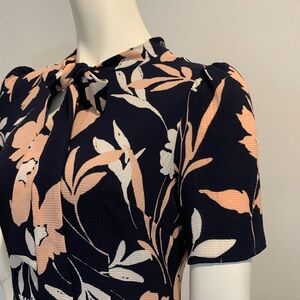 Maggy London Navy Blue Coral Flowers Tie Neck Puff Sleeves Breezy Dress Size 6